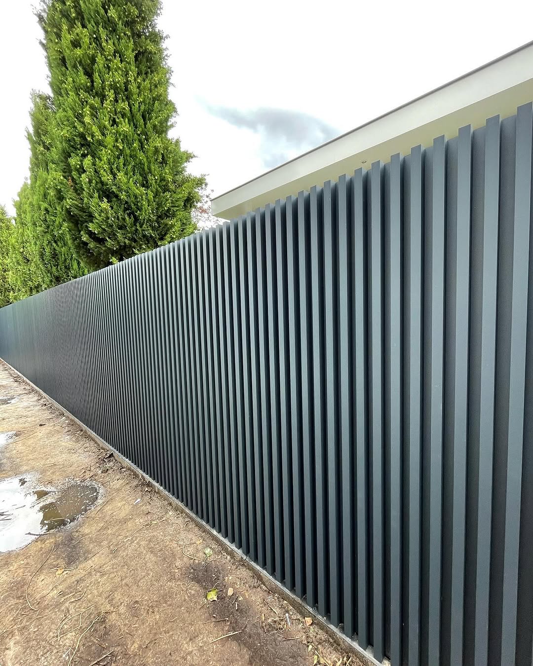 Verticale aluminium gevelbekleding in antraciet