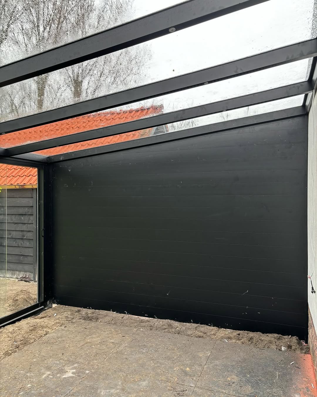 Interieur met zwarte wandafwerking