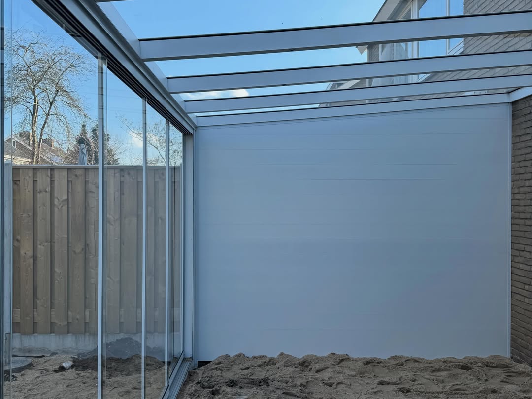 Witte aluminium veranda met glaswand in de hoek