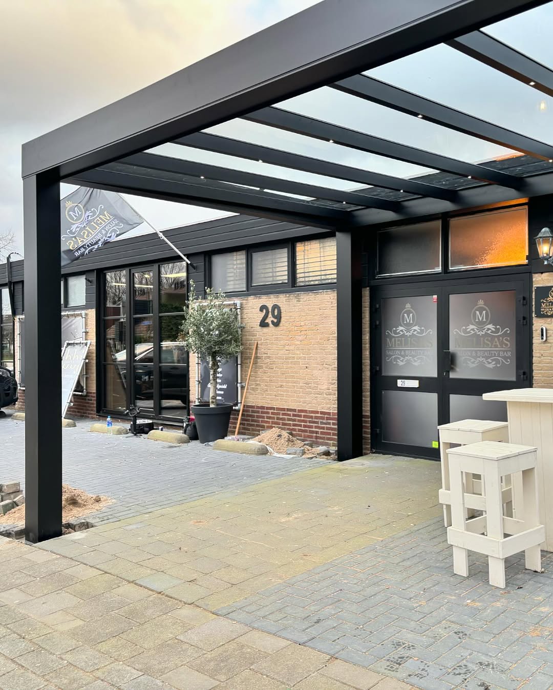 Aluminium overkapping met LED-spots en glasdak boven een terras