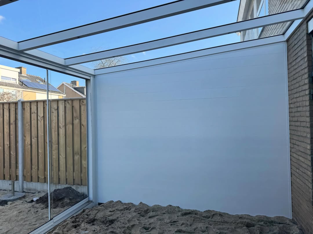 Witte glasveranda met strak kaderprofiel