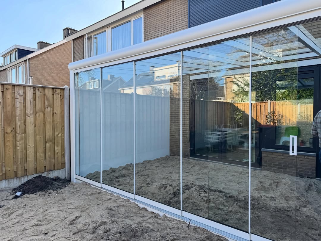 Glaswanden die het terras volledig omsluiten