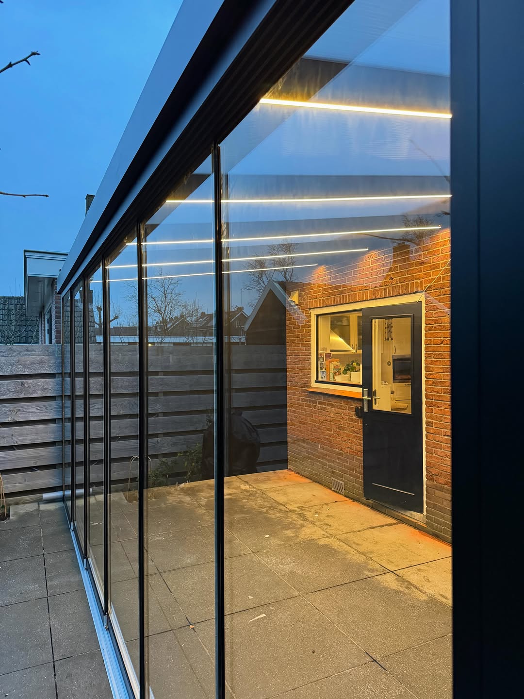 Glaswand met geïntegreerde LED-verlichting in het profiel
